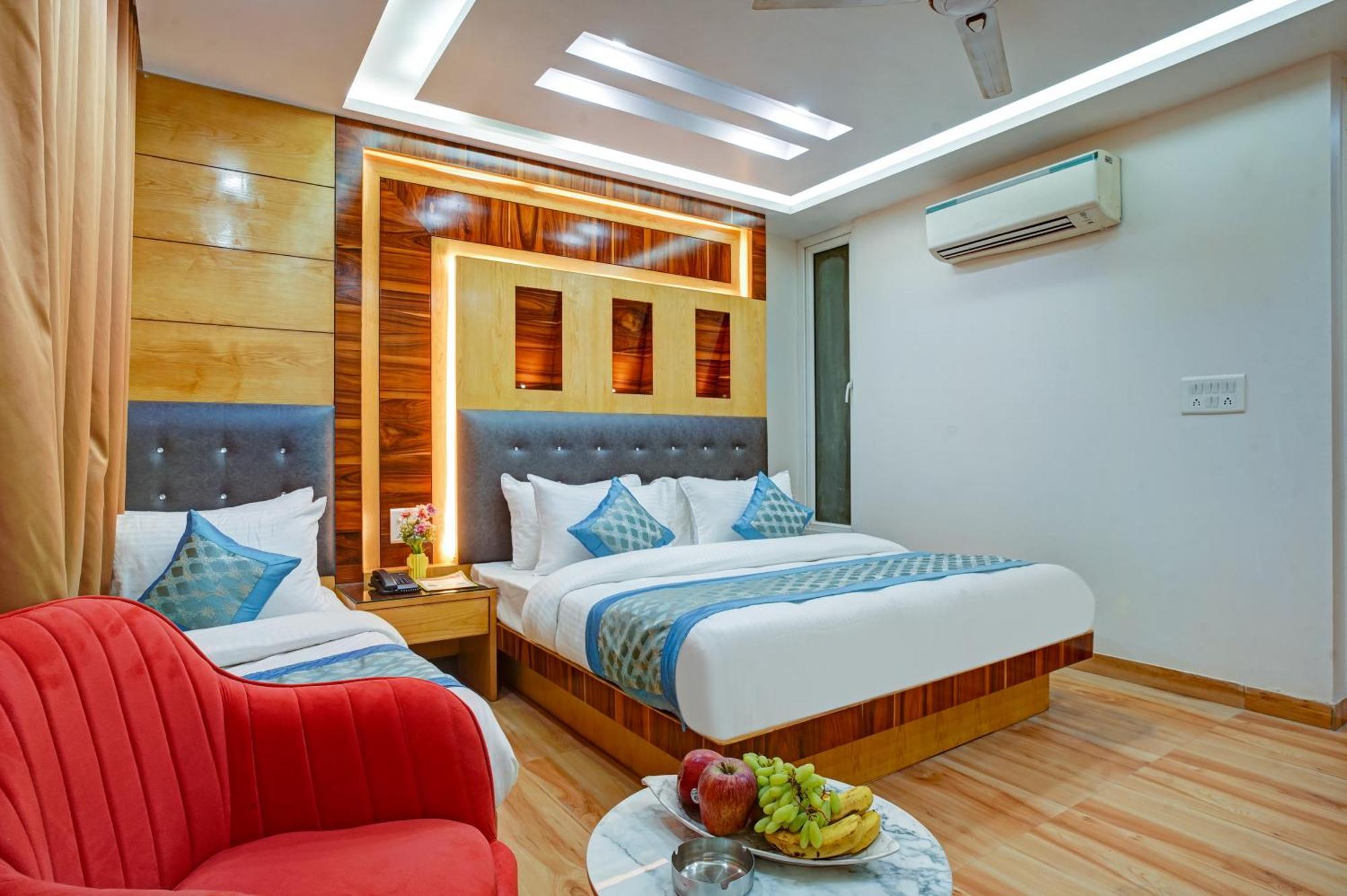 Hotel Just Renovated - Krishna Palace With Parking & Only 2 Mins Walk From Metro
