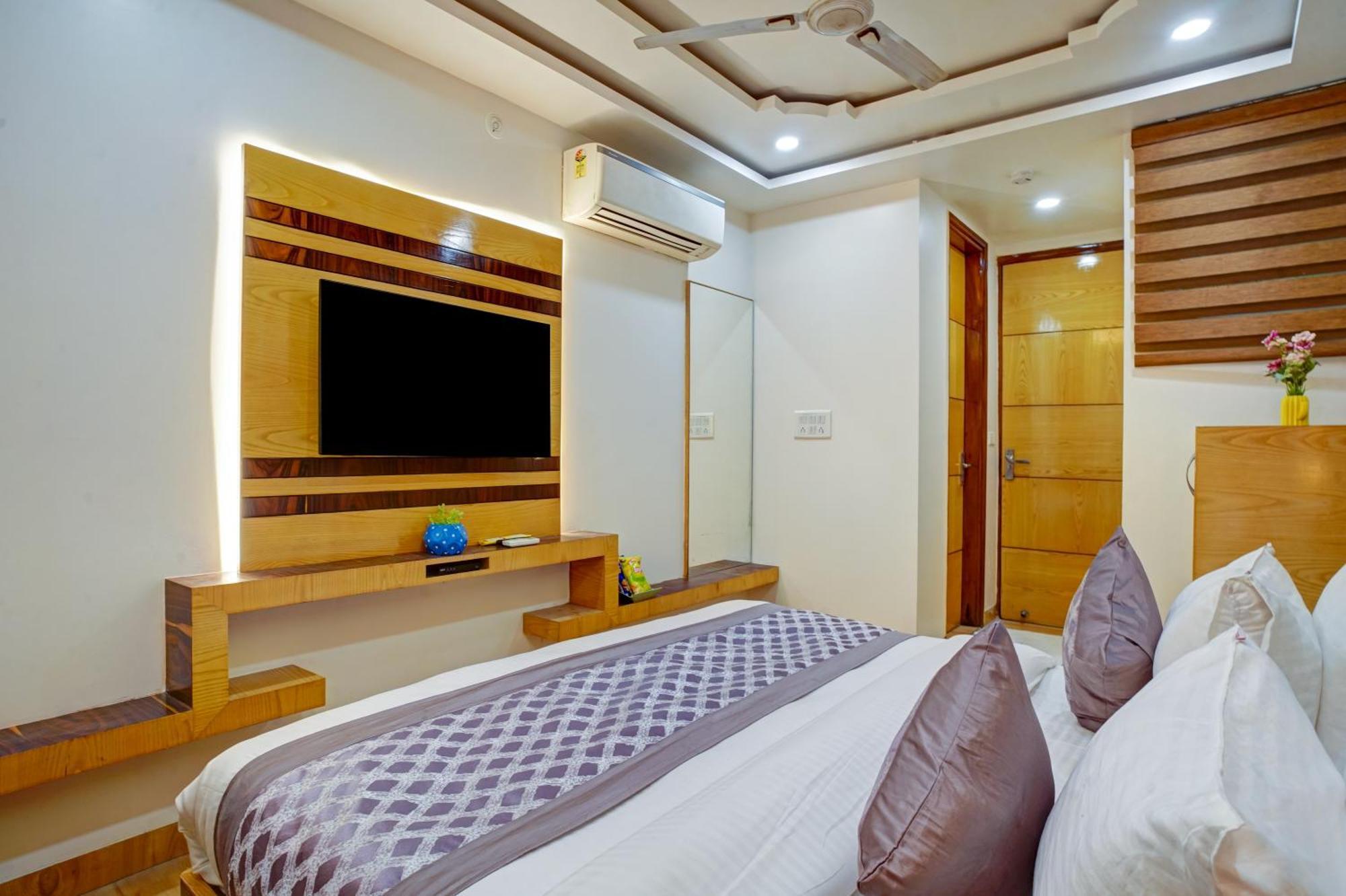 Just Renovated - Krishna Palace With Parking & Only 2 Mins Walk From Metro Hotel New Delhi